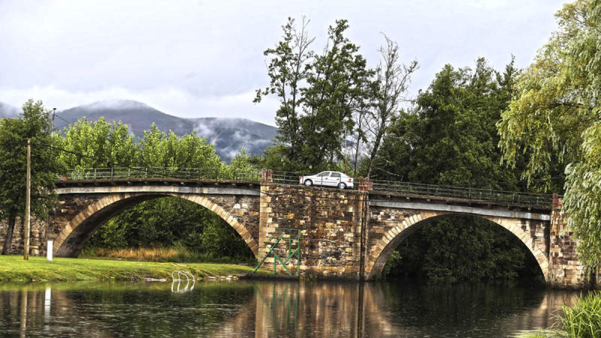 El problema de ancho del puente de Cacabelos se solventará con la inversión de 600.000 euros.