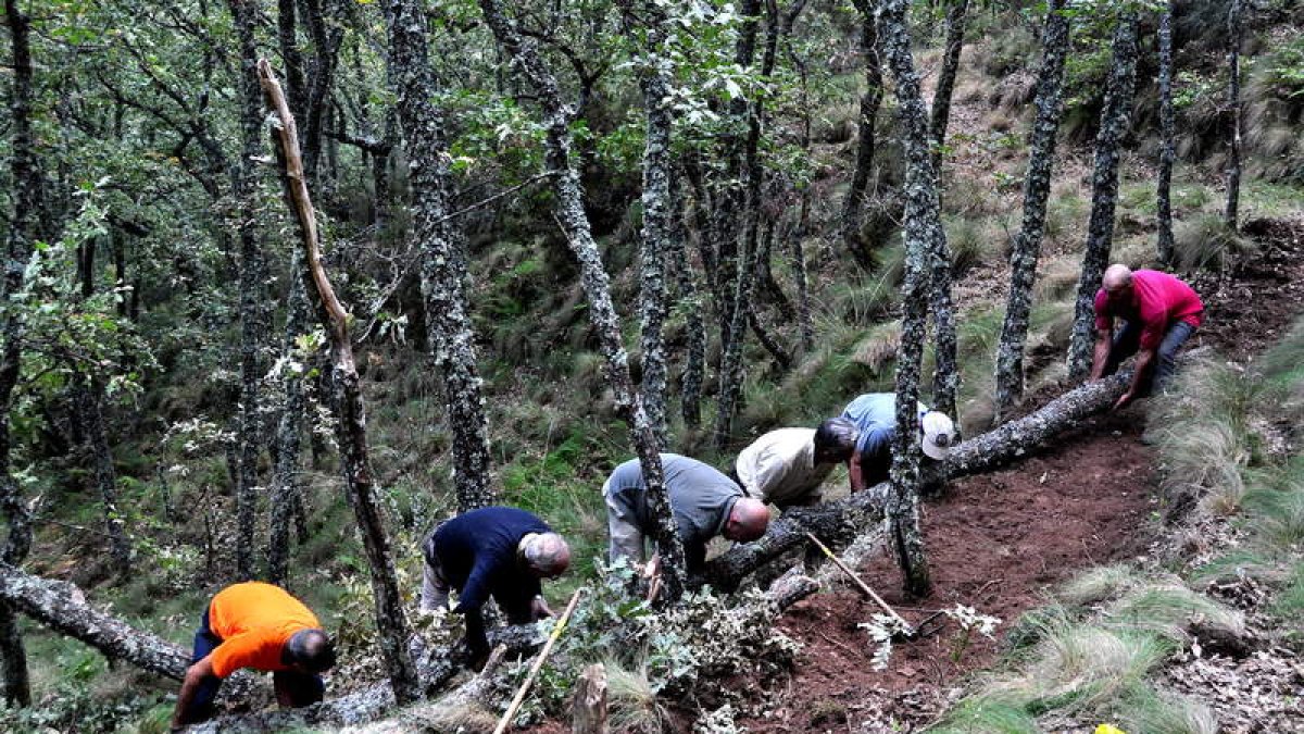 Vecinos de la zona y miembros de Promonumenta acondicionando uno de los canales. PROMONUMENTA