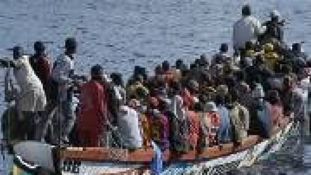 Un cayuco con 103 ocupantes llega a un puerto de La Gomera