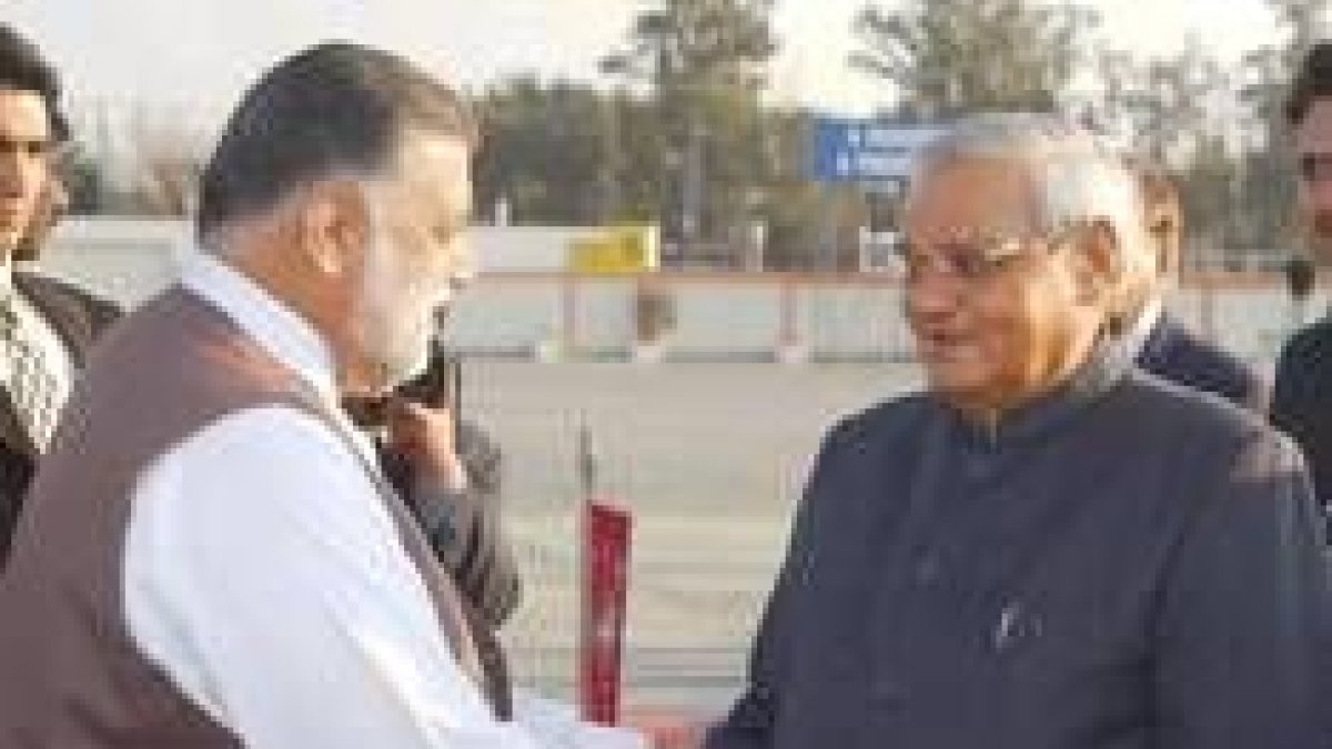 En la magen, el primer ministro de Pakistán recibe a su homólogo indio en el aeropuerto de Islamabad