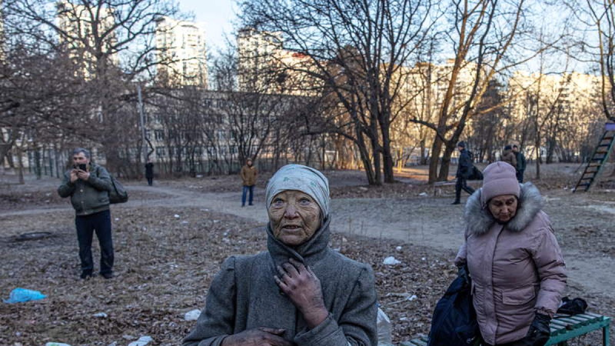 Dos mujeres mayores tras salir de su casa bombardeada por Putin. ROMAN PILIPEY