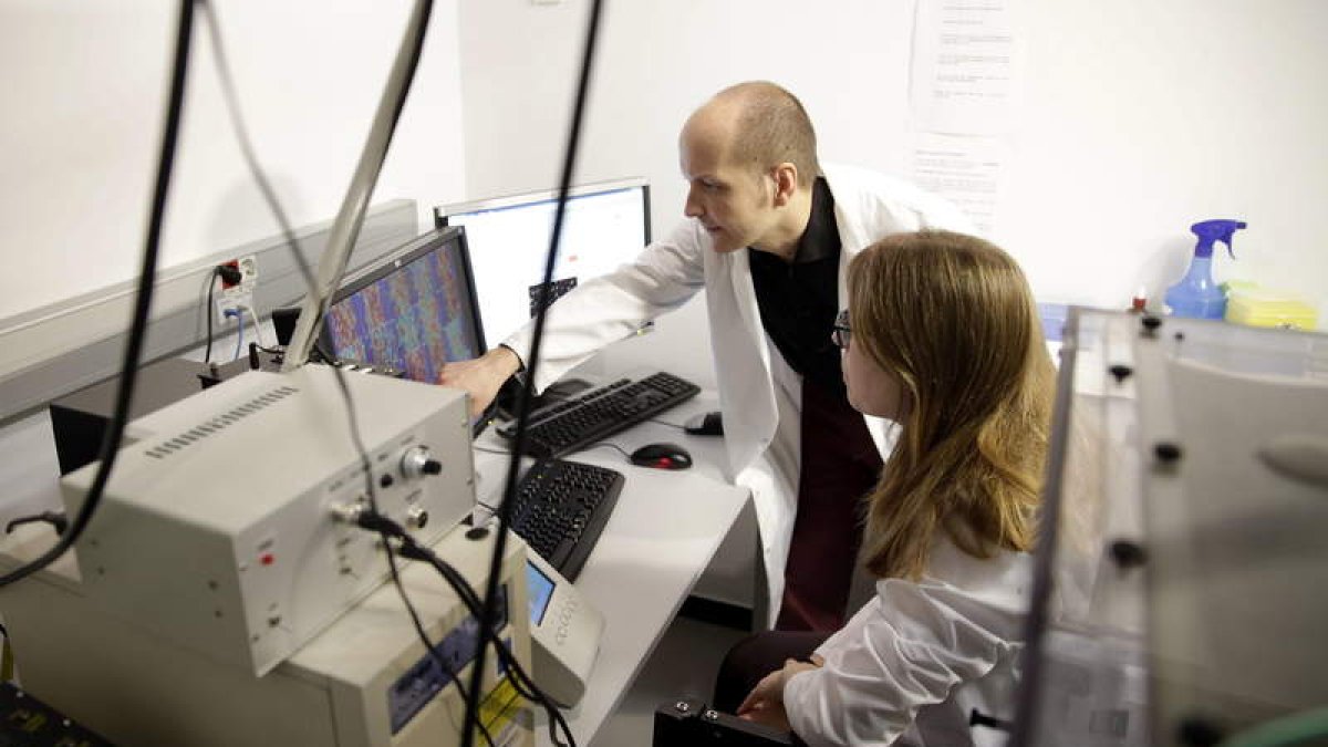 El científico del Ibec, Xavier Trepat, en su laboratorio junto a una de sus colaboradoras.
