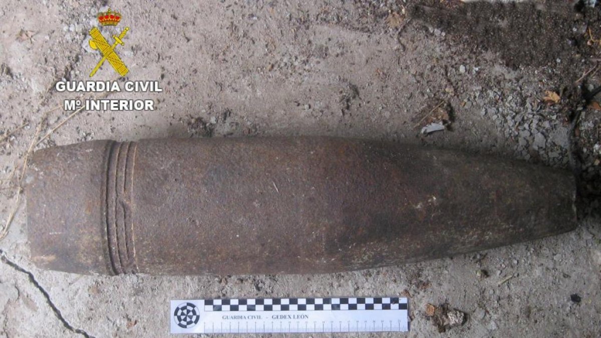 Proyectil explosivo hallado en Molinaseca. DL