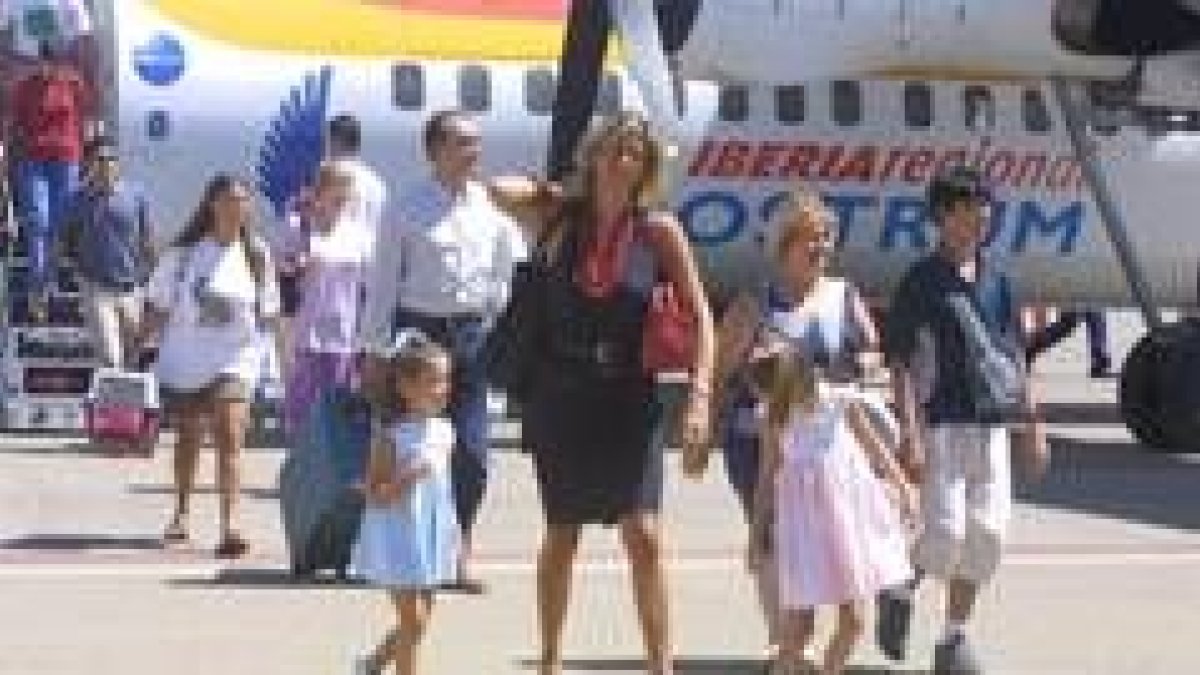 Imagen de archivo de los pasajeros de un vuelo de Air Nostrum desembarcando en el Aeropuerto de León