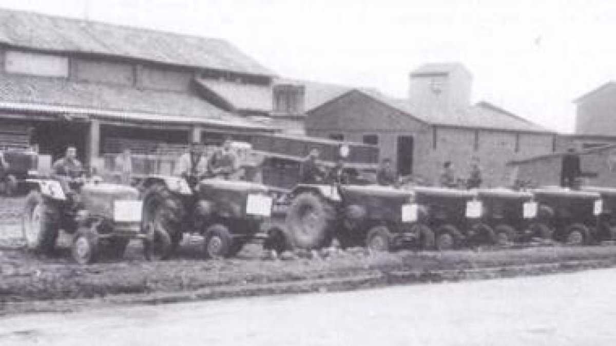 Primeros tractores que llegaron a la feria coyantina en el año 1957 de la mano de Cecilio Marinelli.
