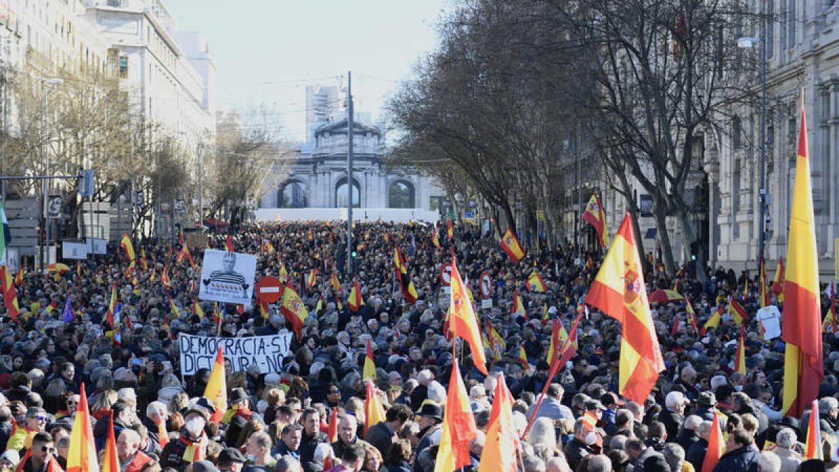 Miles de personas se manifestaron ayer en madrid en contra del Gobierno de Pedro Sánchez convocadas por Vox. VÍCTOR LERENA