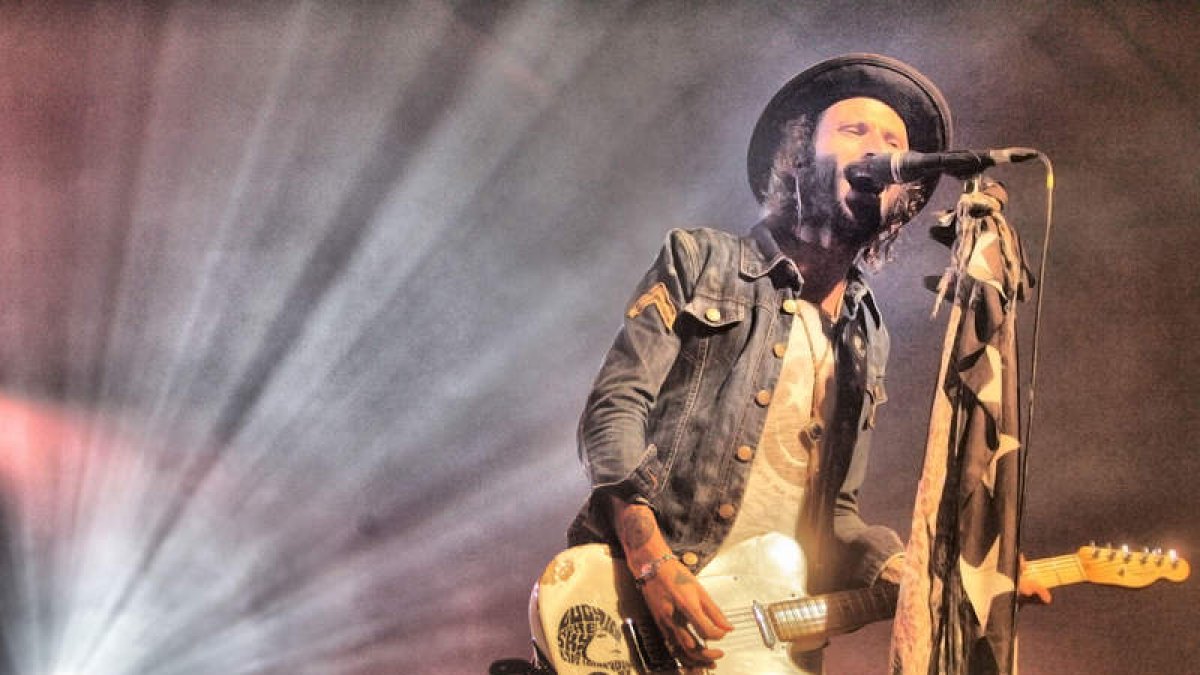 El cantante Leiva, sobre el escenario durante un concierto celebrado en León.