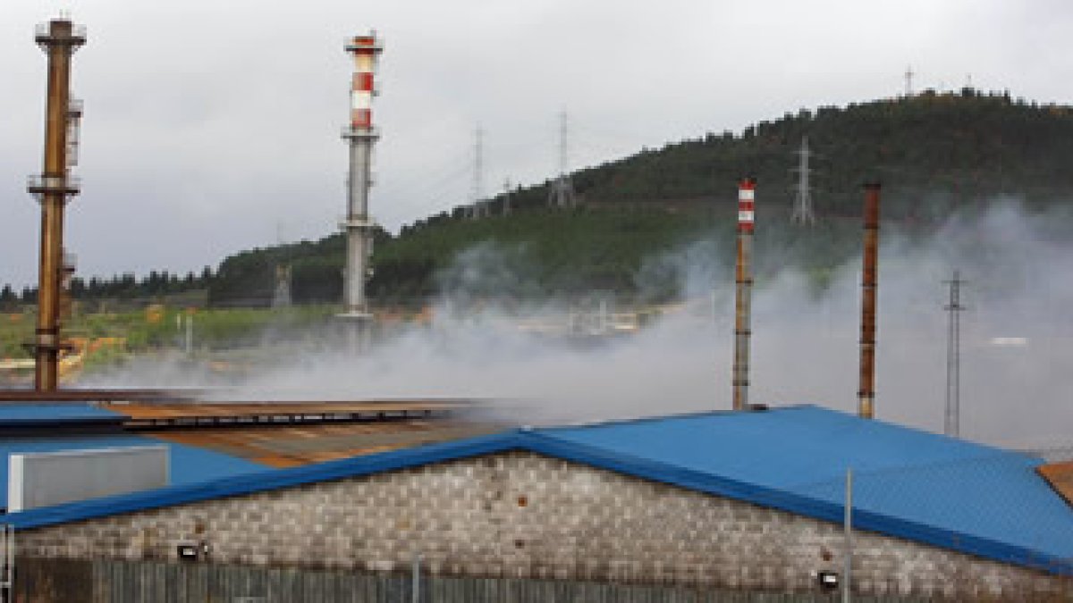 Incendio en las instalaciones de la acerera Roldán en Ponferrada.