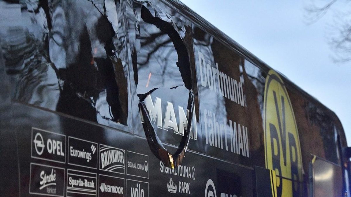 El autobús del Borussia Dortmund, con las señales del atentado con explosivos, el pasado 11 de abril