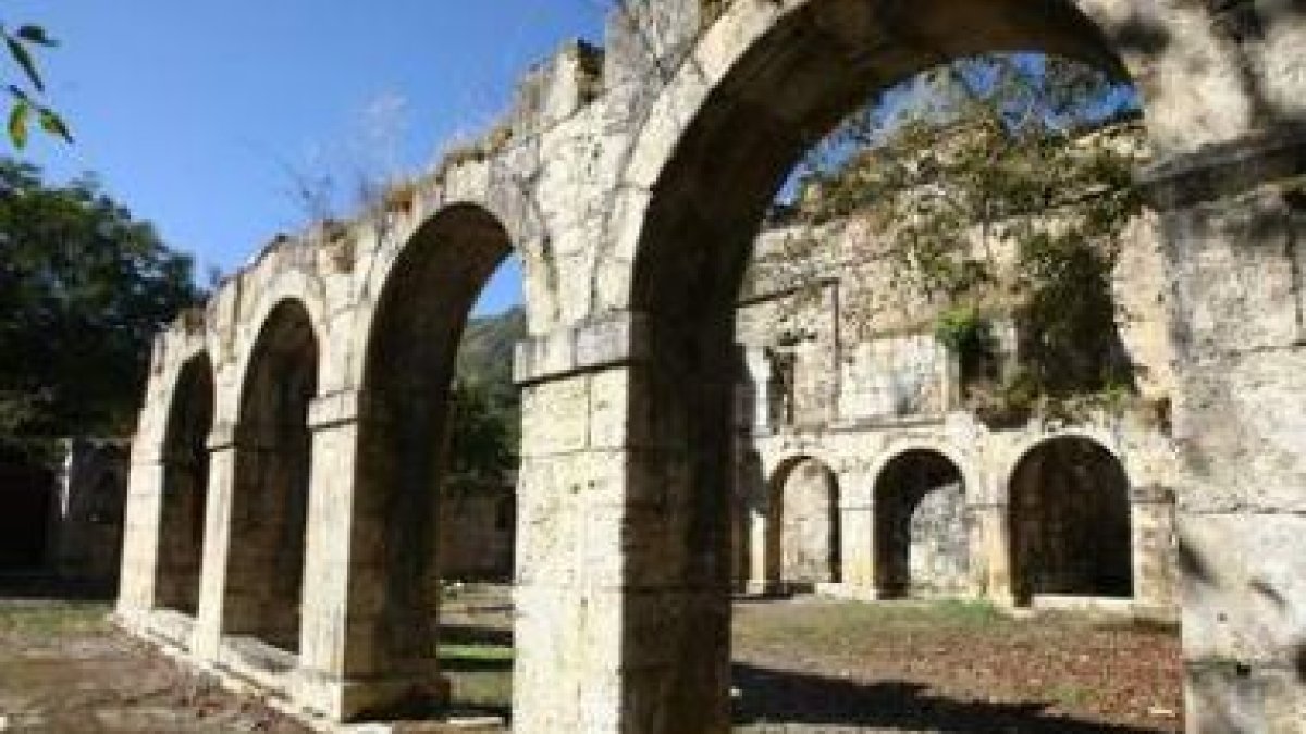 El tejado del Monasterio de Montes de Valdueza será cambiado por otro nuevo y se actuará en las fach