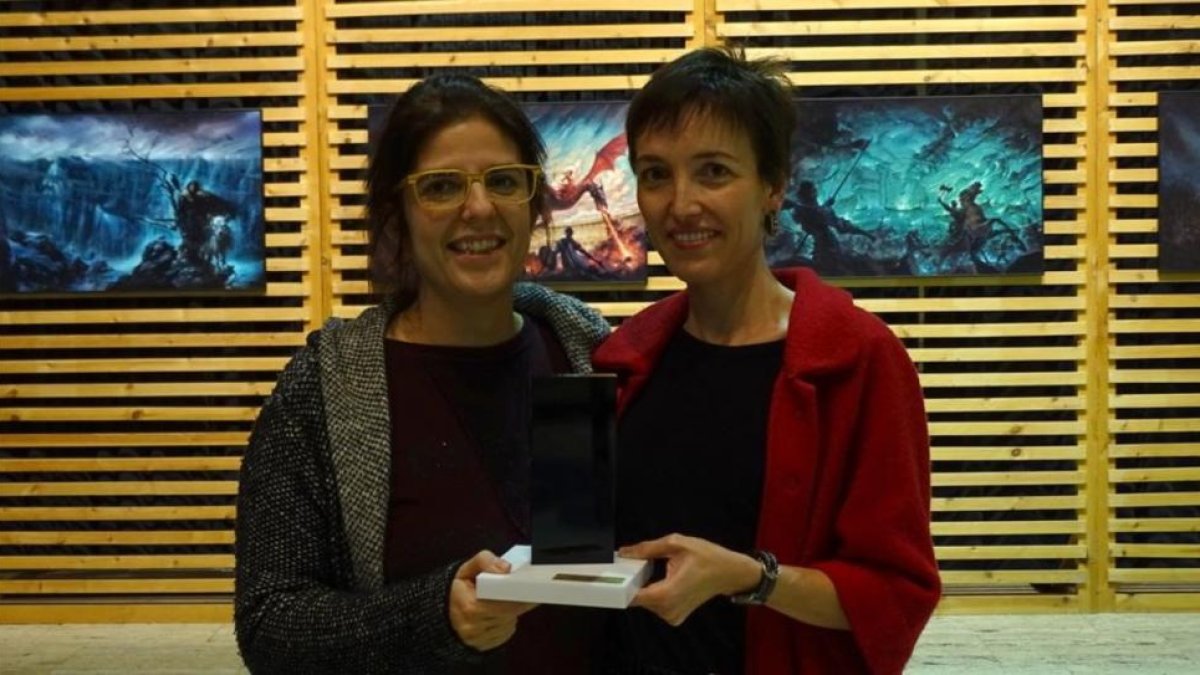 Ilu Vílchez y Marta Rossic, con el premio de la Sociedad Europea de Ciencia-Ficción.