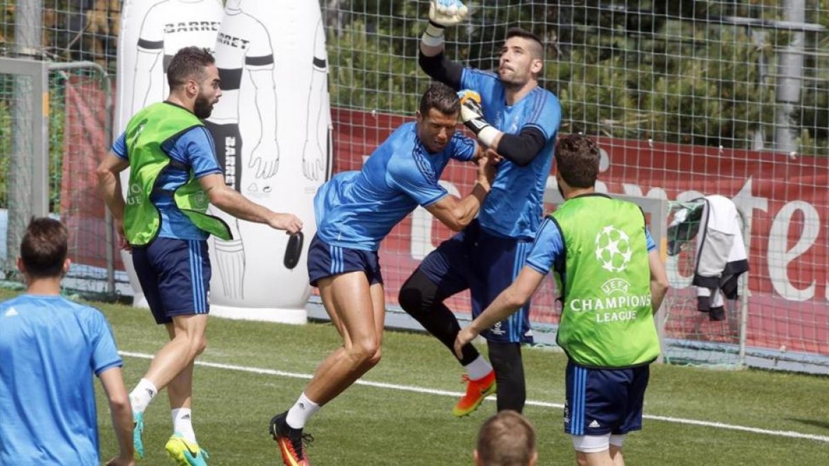 Momento en el que Carvajal empuja a Cristiano, que choca con Casilla antes de caer lesionado.