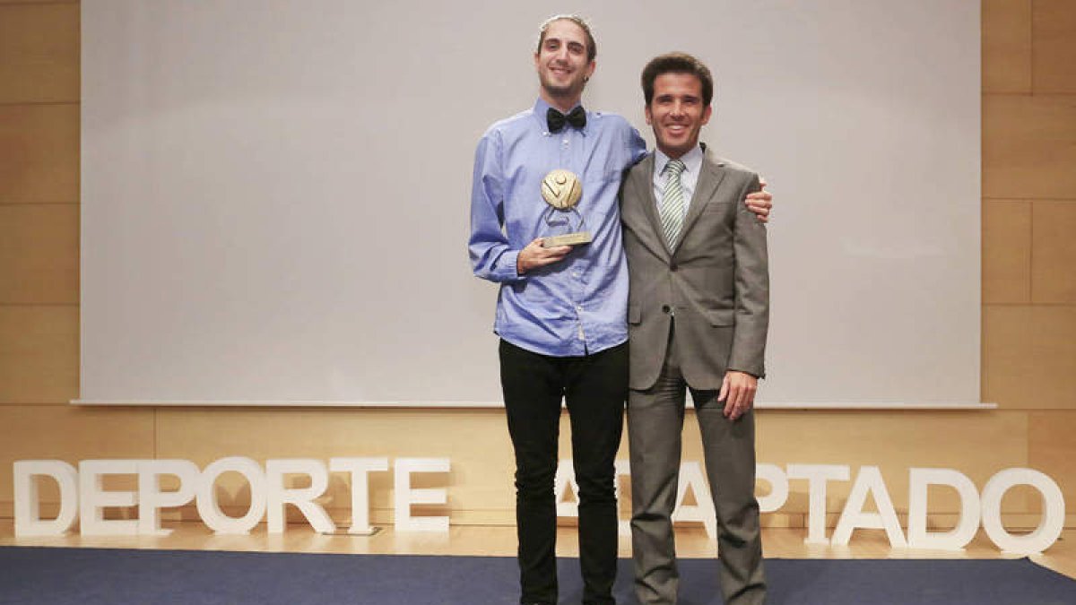 El atleta leonés Dani Pérez recibe el premio de Alfonso Lahuerta. FEACYL