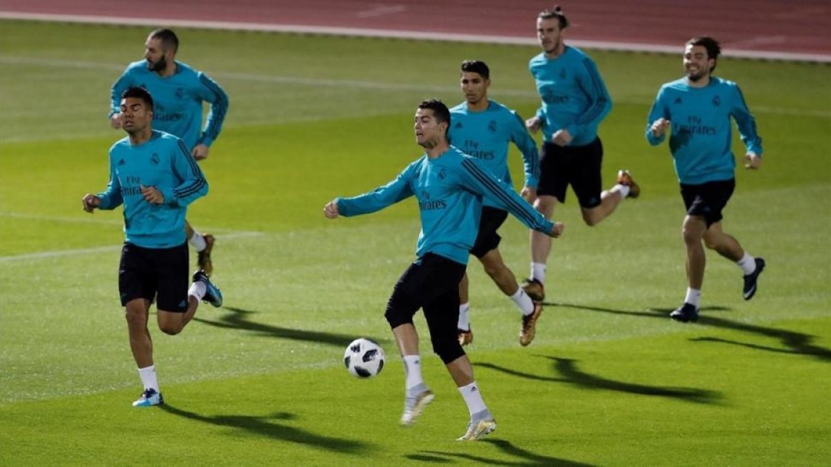 Jugadores del Madrid, durante el entrenamiento de este viernes.