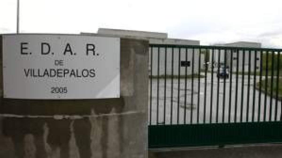 Una imagen de la entrada principal a la estación depuradora de Villadepalos, ayer por la tarde