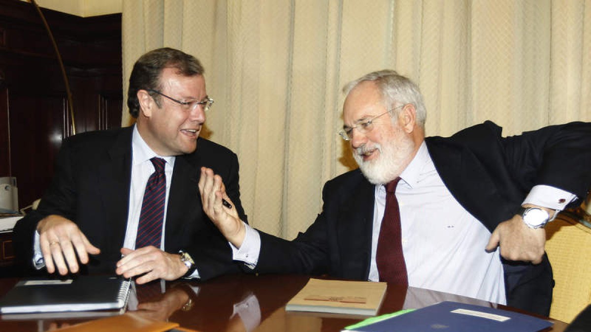 Silván bromea con el ministro Arias Cañete, durante su encuentro de ayer en Madrid.