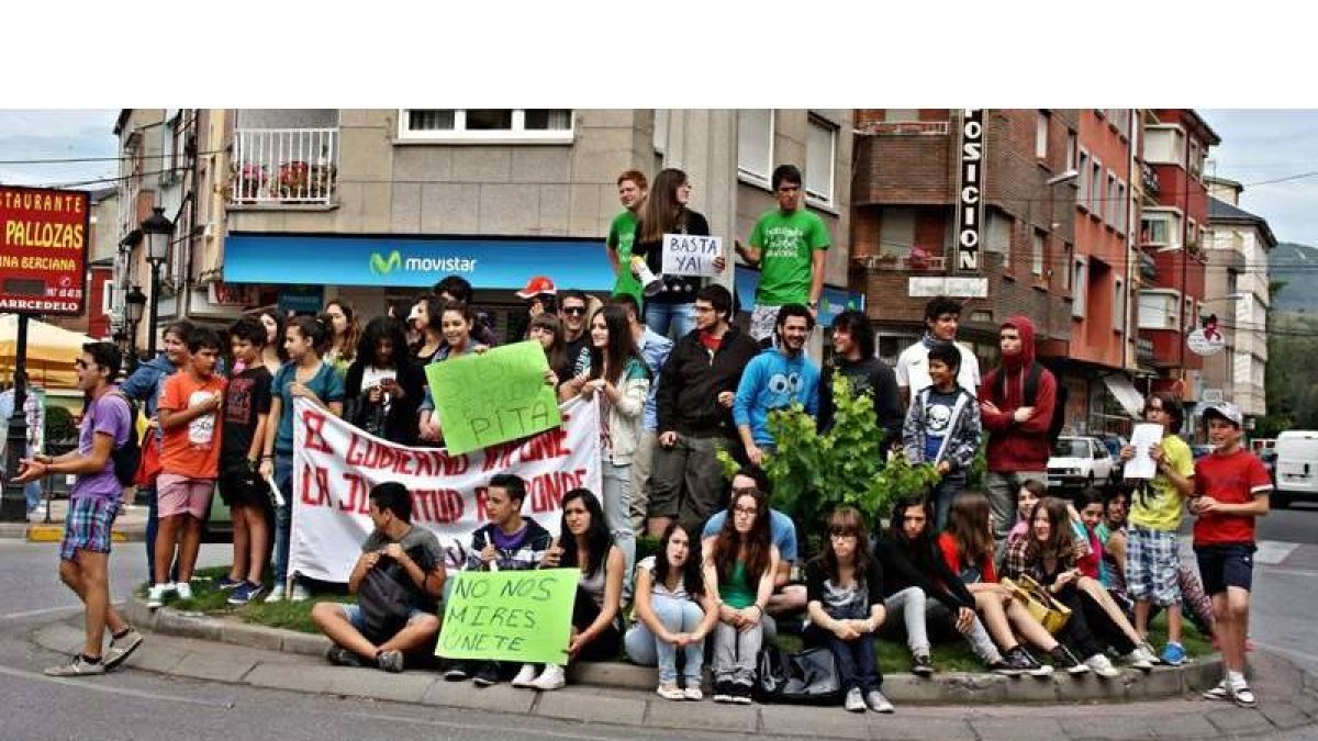 Los alumnos se manifestaron ayer en el centro de la glorieta del Vendimiador tras cortar el tráfico durante un tiempo.
