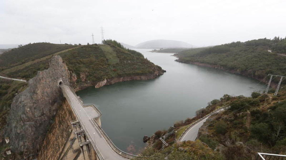 Imagen reciente de la presa de Bárcena, con el pantano más lleno por las últimas lluvias. L. DE LA MATA