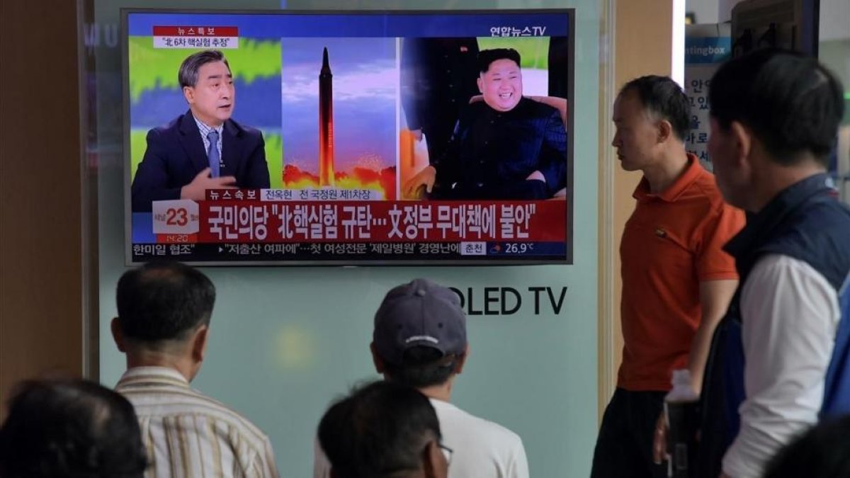 Ciudadanos surcoreanos siguen la noticia del ensayo nuclear de Corea del Norte en una estación de Seúl.