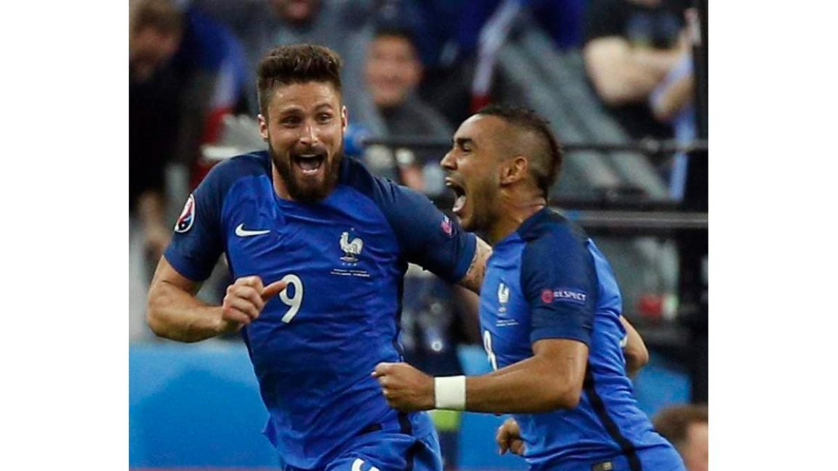 Giroud y Payet, que firmaron un gol cada uno, celebran la victoria de Francia ante la selección de Rumanía. YOAN VALAT