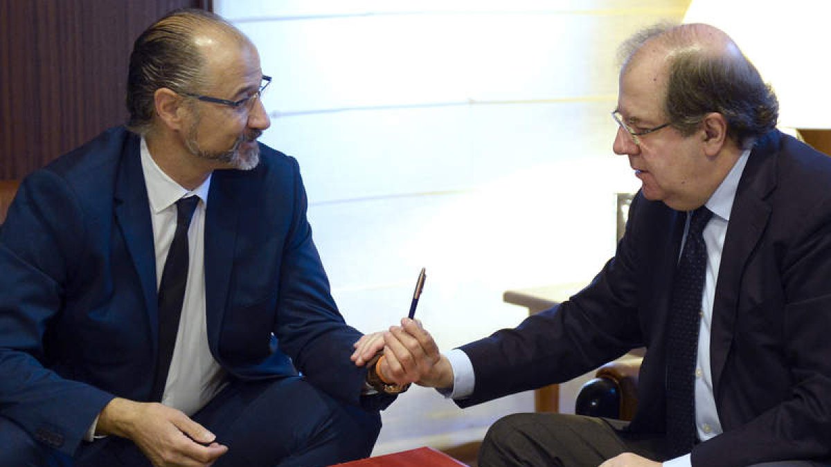 Luis Fuentes y Juan Vicente Herrera suscribieron el acuerdo sobre los presupuestos. NACHO GALLEGO