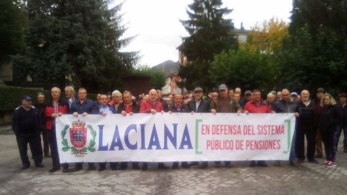 Los jubilados de Villablino, que se concentraron ayer como cada lunes, se suman a la protesta. V. A.