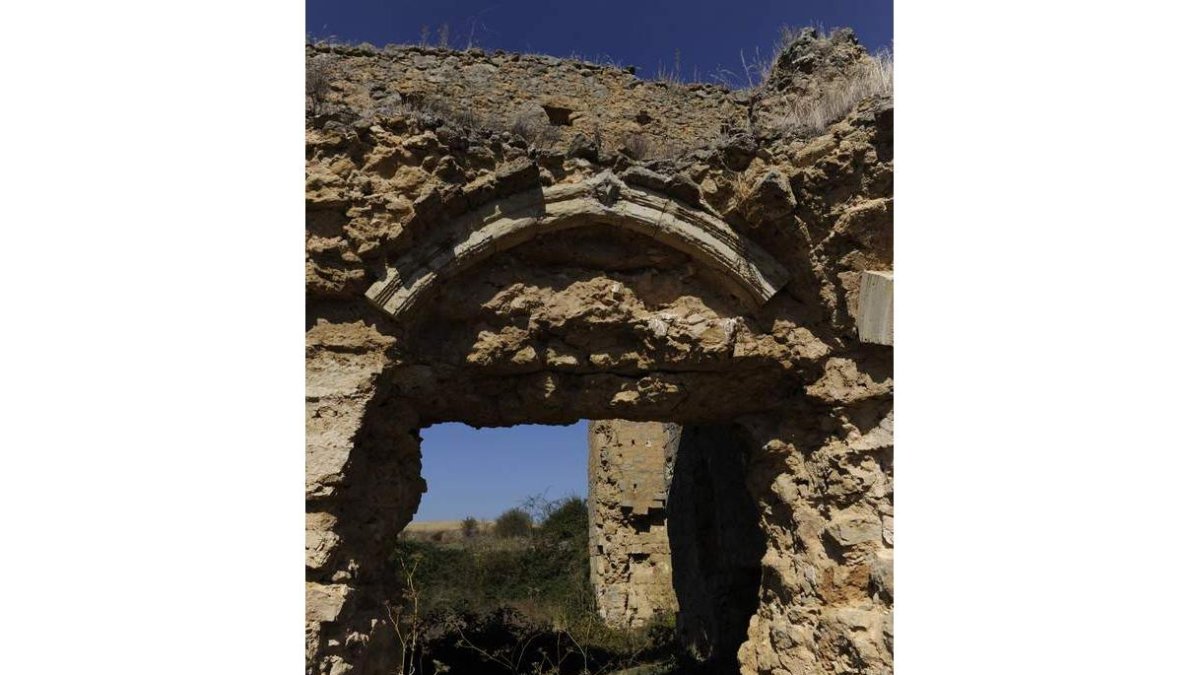 Los expolios, la saca de la piedra para la iglesia de Renueva, en León, y el abandono favorecieron la ruina de Eslonza.