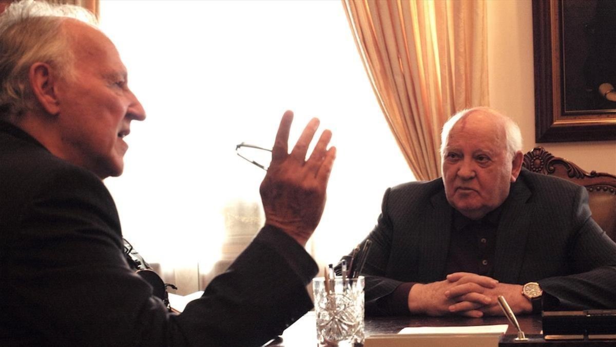 Werner Herzog y Mijaíl Gorbachov, en un fotograma del documental Meeting Gorbachev