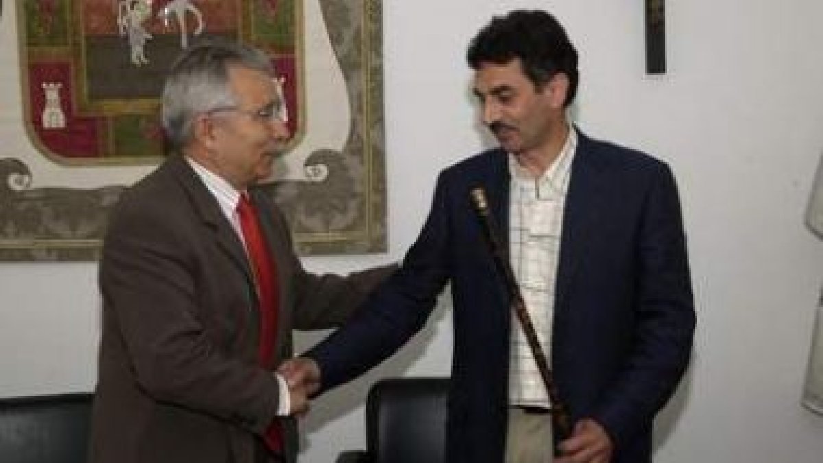 Virgilio Buiza y Emilio Redondo, en el acto de investidura como alcalde, en junio del 2007.
