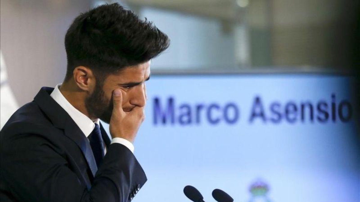 Marco Asensio se emociona durante su presentación como nuevo jugador del Madrid.