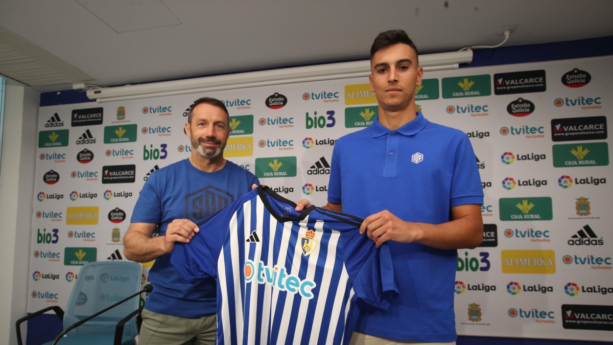 Jesús Fernández fue presentado como nuevo jugador de la SD Ponferradina. L. DE LA MATA