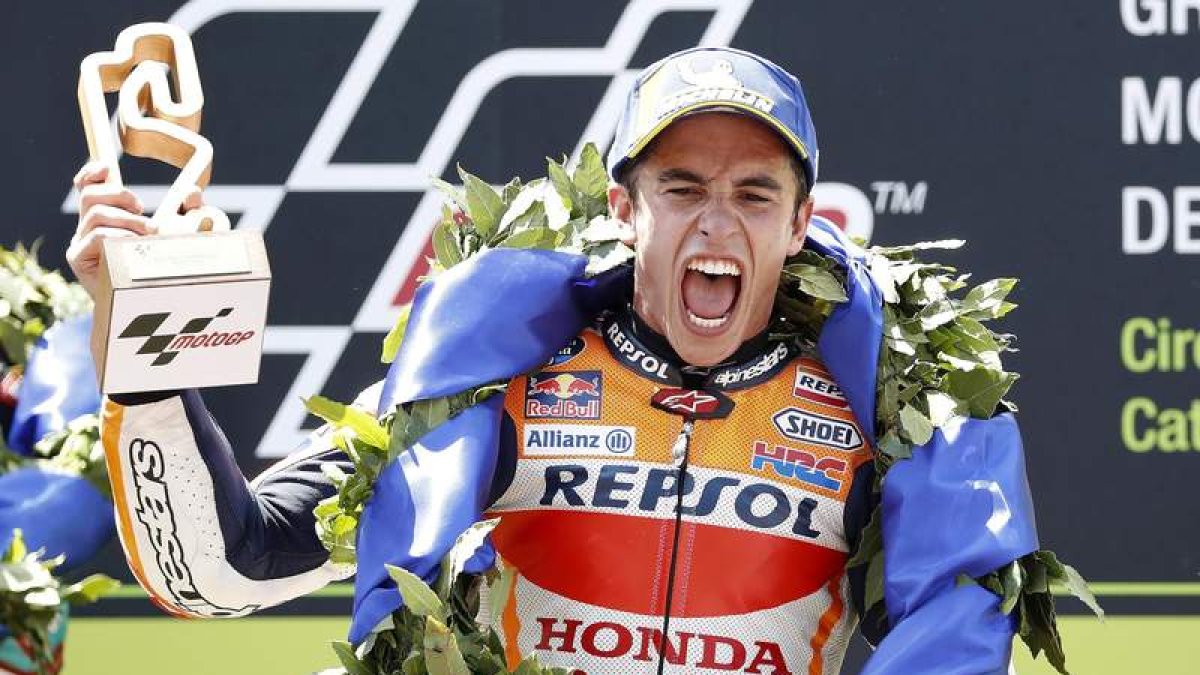 El piloto español Marc Márquez celebra en el podio su victoria en el GP de Cataluña. ENRIC FONTCUBERTA