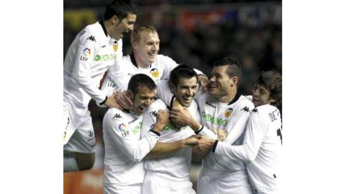 Albelda celebra con sus compañeros el gol conseguido ante el Osasuna.