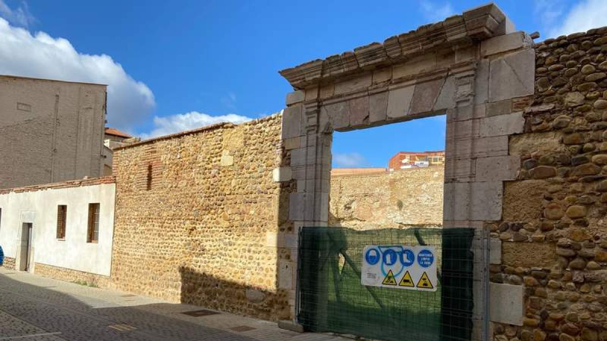 Detalle del cerramiento actual del solar arqueológico de Santa Marina. RAMIRO