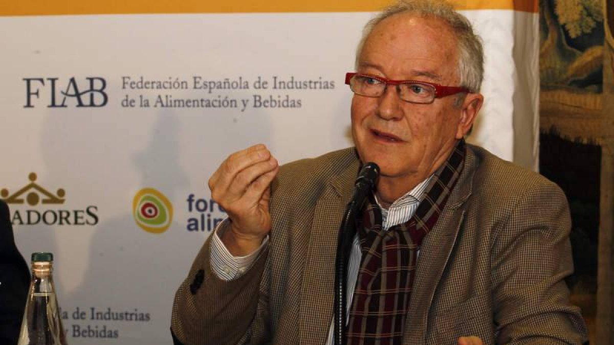 José Peñín durante el debate.