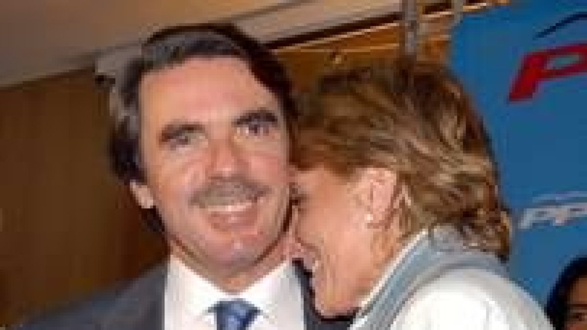 La candidata popular, Esperanza Aguirre, se apoya en José María Aznar durante el acto celebrado ayer
