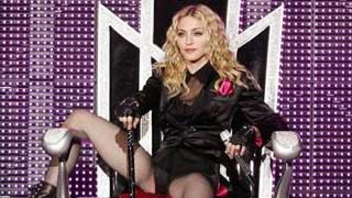 Madonna en su gira "Sticky and Sweet Tour".