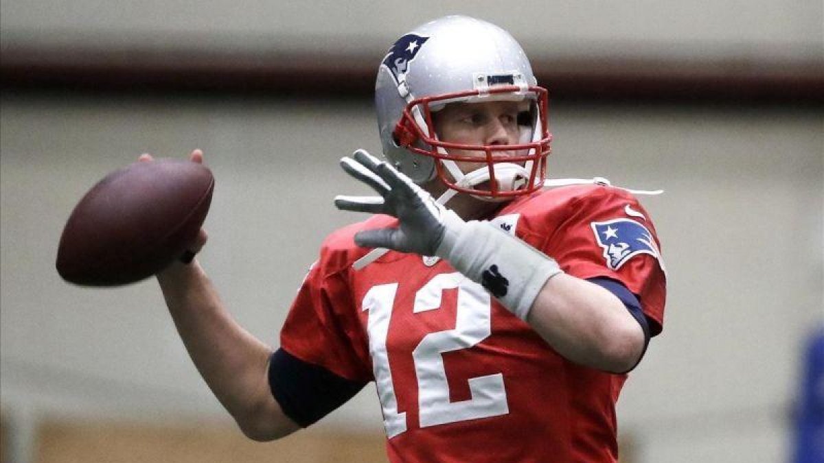Tom Brady se dispone a pasar durante un entrenamiento en Minneapolis el miércoles.