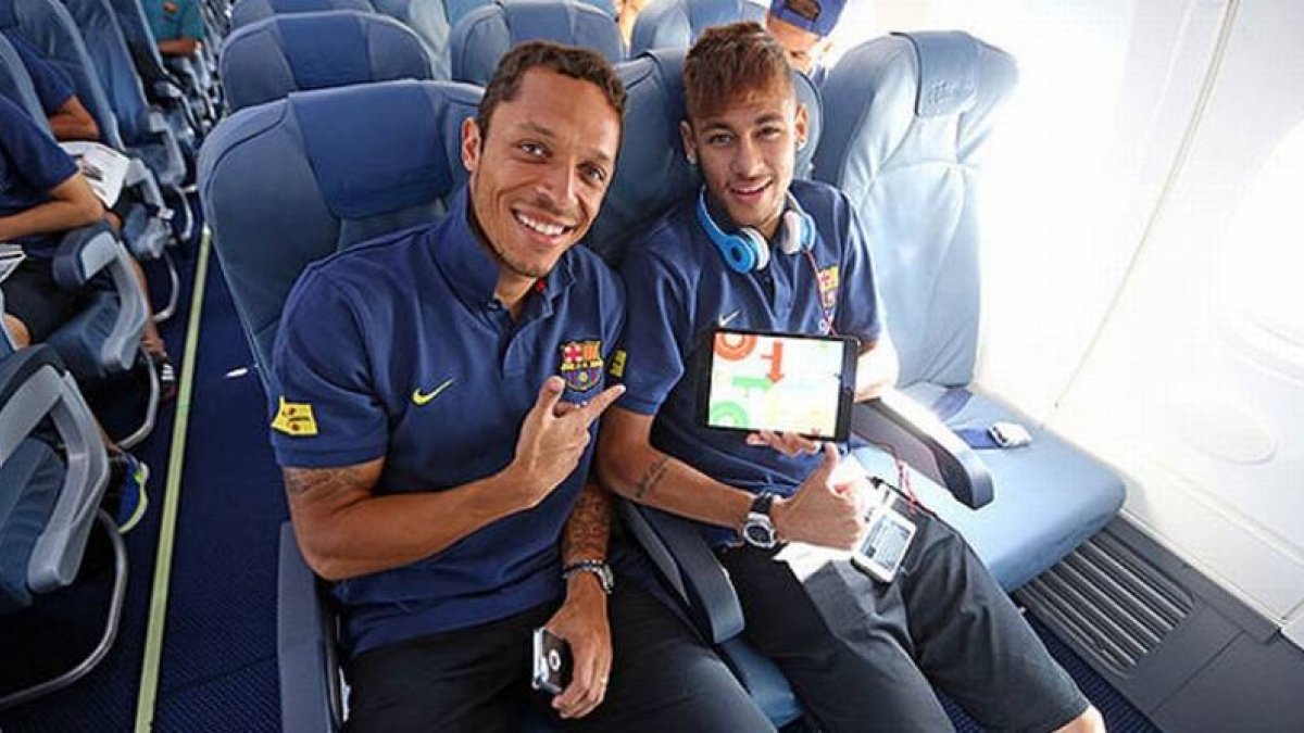 Adriano y Neymar, en el avión que ha trasladado al equipo a Polonia.