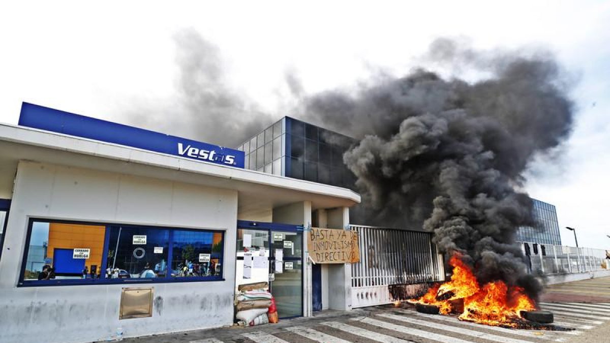 Quema de neumáticos ayer por la tarde en la puerta de Vestas nada más conocerse el anuncio del cierre de la factoría de Villadangos del Páramo.