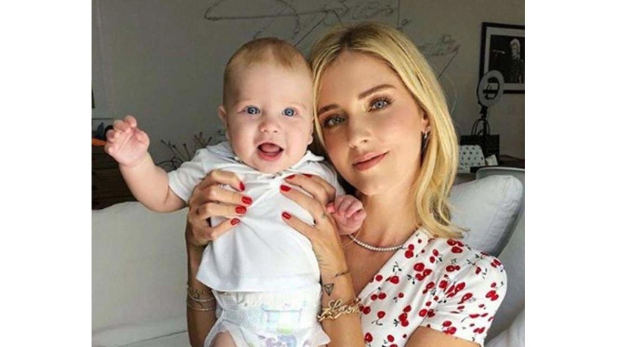 La 'influencer' italiana Chiara Ferragni con su bebé en Instagram .DL