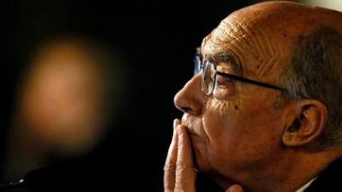 El escritor José Saramago se muestra muy crítico con Silvio Berlusconi.
