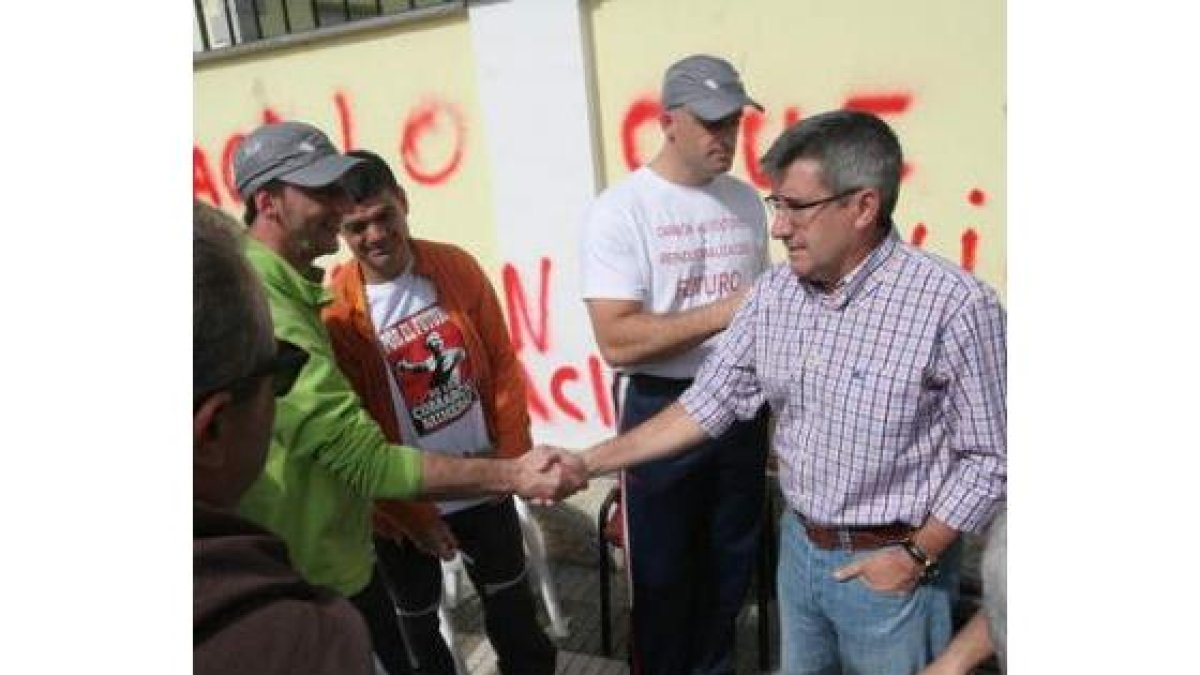 Fernández saluda a uno de los mineros en huelga de hambre.