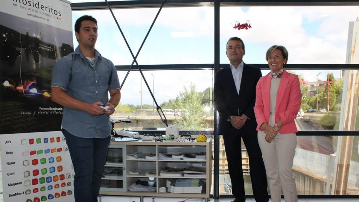 El primer teniente de alcalde, Fernando Salguero y la concejala de Urbanismo y Medio Ambiente, Ana Franco, han visitado esta mañana el Centro Demostrador de Energías Renovables.