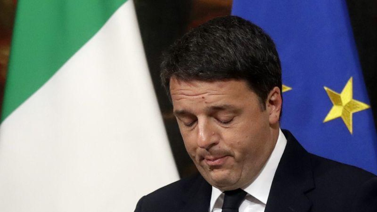 El exprimer ministro, Matteo Renzi, en la rueda de prensa donde anunció su renuncia.