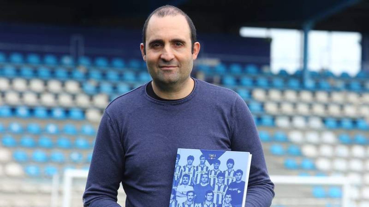 Javier Santiago, con el ejemplar del segundo tomo de la historia de la Deportiva. DL