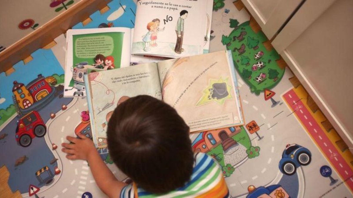 Un niño lee cuentos destinados a coincienciar a niños y adultos sobre los abusos sexuales.