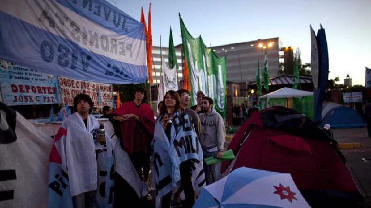 Simpatizantes de Cristina Fernández de Kirchner animan a la presidenta argentina desde los alrededores del hospital en que ha sido intervenida, en Buenos Aires.