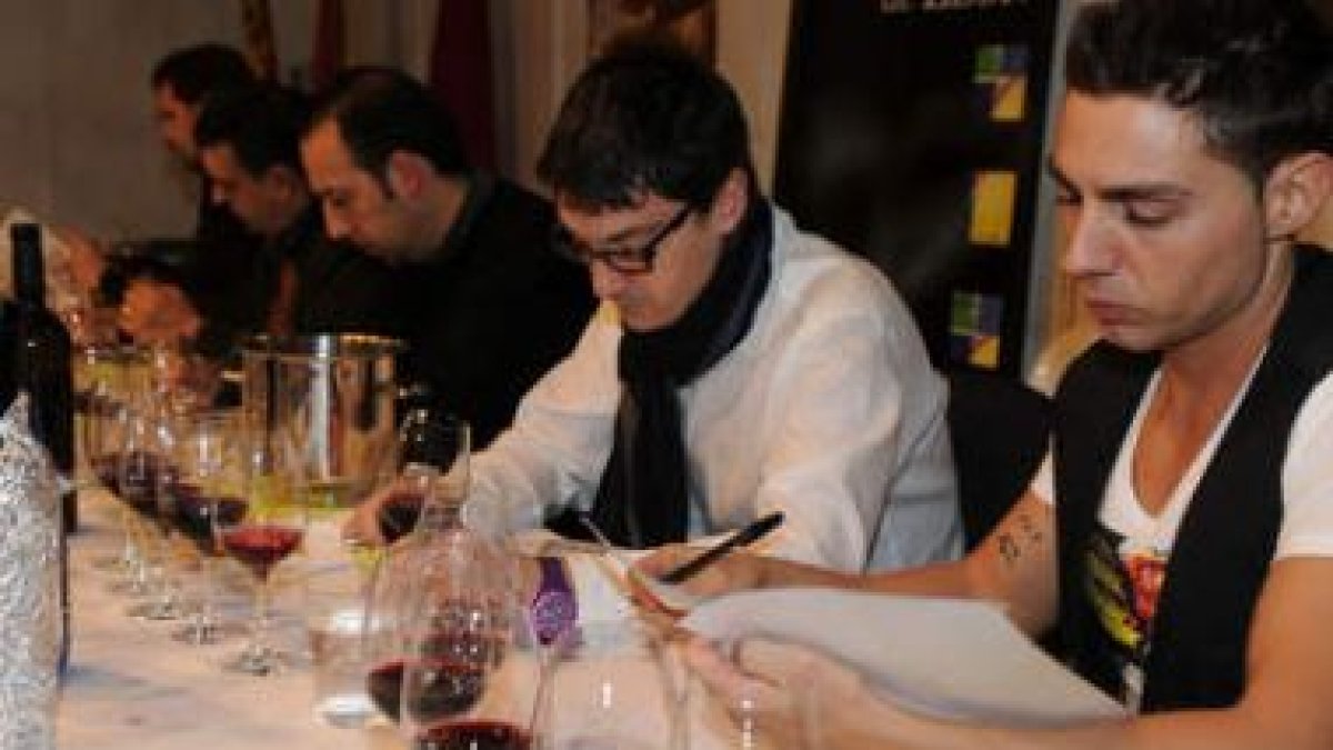 Los participantes en la cata de vinos, ayer, en un momento del desarrollo de la actividad.