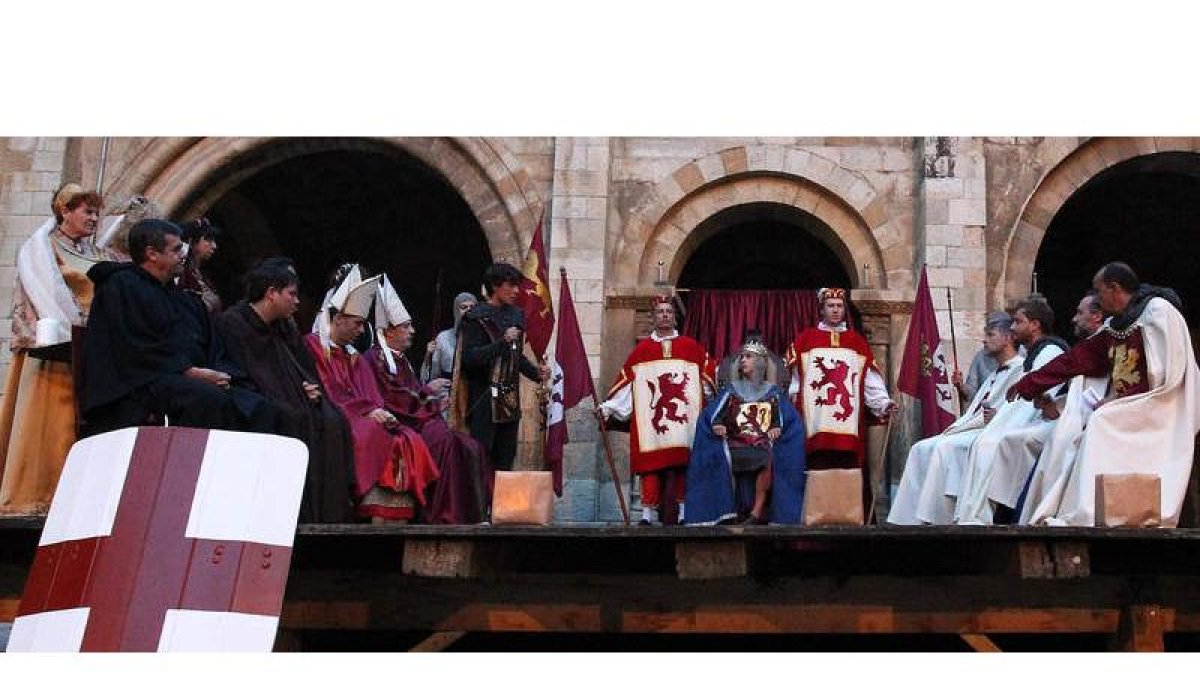 Los representantes de las ciudades, el clero, la nobleza y el rey durante la representación de las Cortes de 1188, ayer en el claustro de San Isidoro